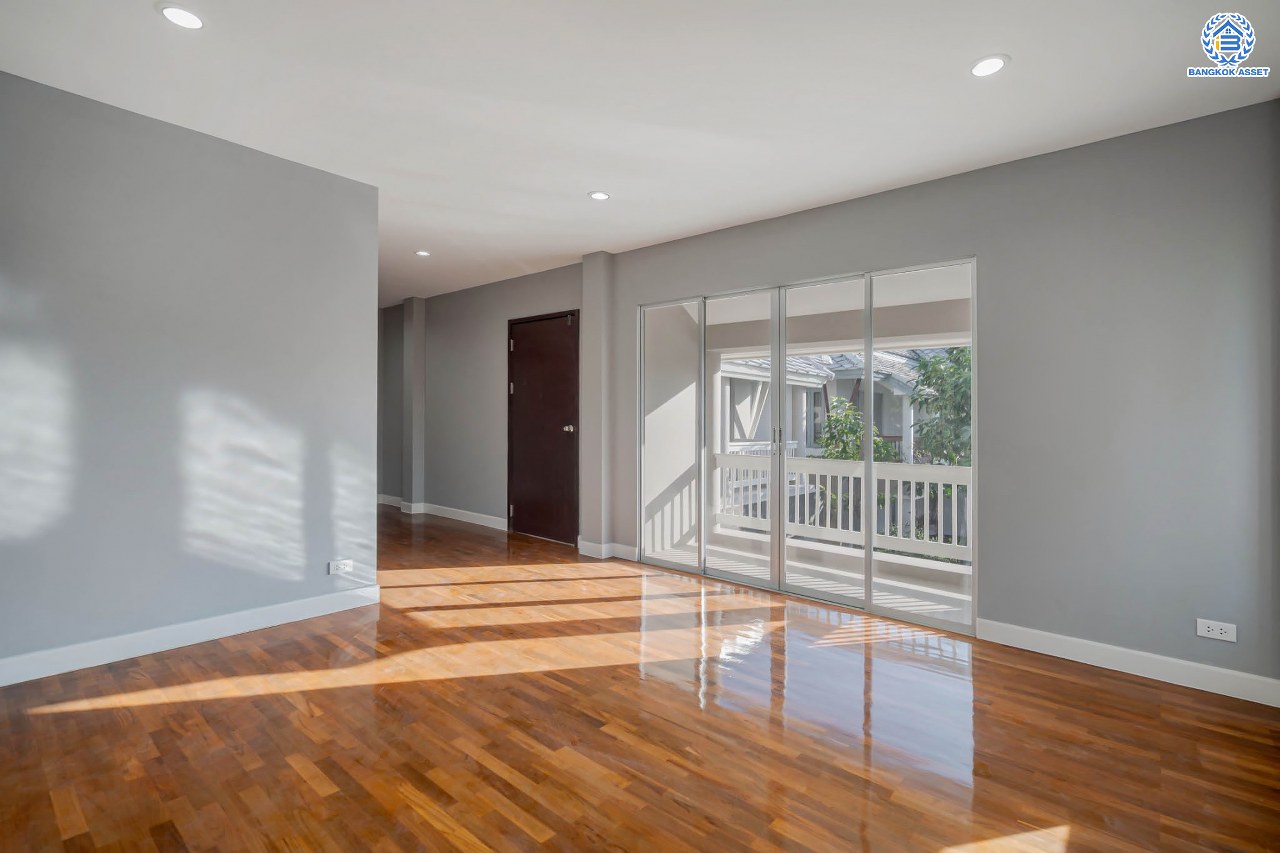 บ้านมือสองตกแต่งใหม่ โครงการ โนเบิล วานา วัชรพล ดีไซน์สุดโดดเด่น เนื้อที่ 68.5 ตร.ว. ฟังก์ชันจัดเต็ม 3 ห้องนอน 4 ห้องน้ำ 1 ห้องแม่บ้าน จอดรถได้ 2 คัน บนทำเลเดินทางสะดวก ใกล้เซ็นทรัลรามอินทรา, จุดขึ้นทางด่วน "สุขาภิบาล5-1" และรถไฟฟ้าสายสีชมพู "สถานีวัชรพล"